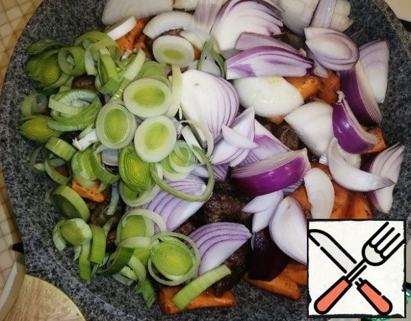 Onion cut into half rings,
large slices of red onion and leek rings. Send to the pan with the other ingredients. Stir well. Leave for 3 minutes.