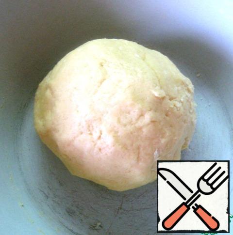 Add the egg, pour in ice water and knead the smooth, non-sticky dough with your hands, collecting it in a ball ( if you feel that the dough is not going into a ball and continues to crumble - add a little more ice water. If it still sticks to your hands - a little flour).