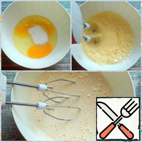 First I'll make a poppy-seed biscuit. Combine eggs with sugar. Beat with a mixer at high speed until a fluffy foam for at least 5 minutes.