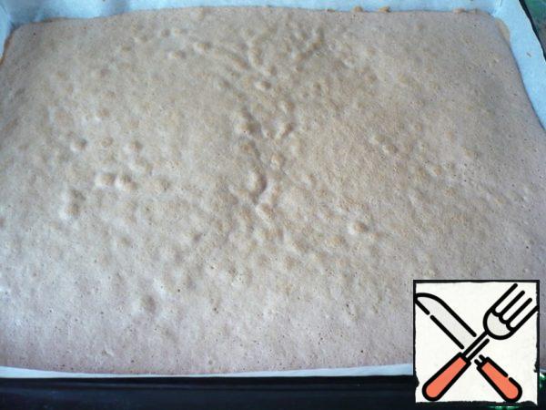 Ready biscuit after the oven should "rest" 1.5-2 minutes, and then you need to pass the spatula along the edges of the baking sheet separating the biscuit from the parchment.