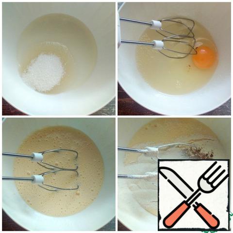 Then prepare a carrot cake. Combine sugar with vegetable oil and beat with a mixer at high speed for 3-4 minutes. Then, one by one, beat the eggs with a mixer at high speed. Sift the flour with baking soda, nutmeg and cinnamon. Beat with a mixer at low speed.