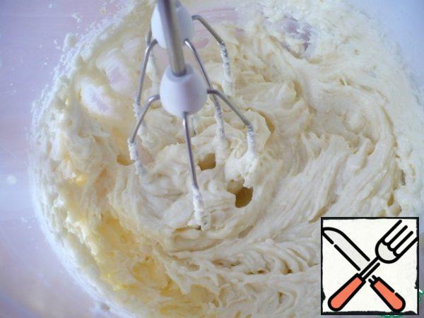 All the mass is well beaten with a mixer, in a homogeneous cream mass.