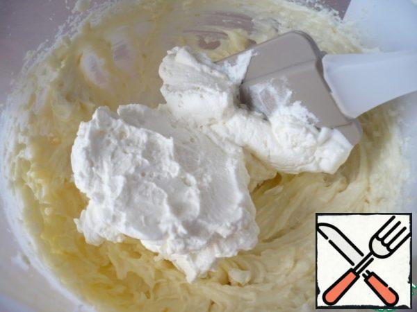 Now you need to mix the whipped cream with the prepared cream. Add the whipped cream in parts and gently mix with a spatula.