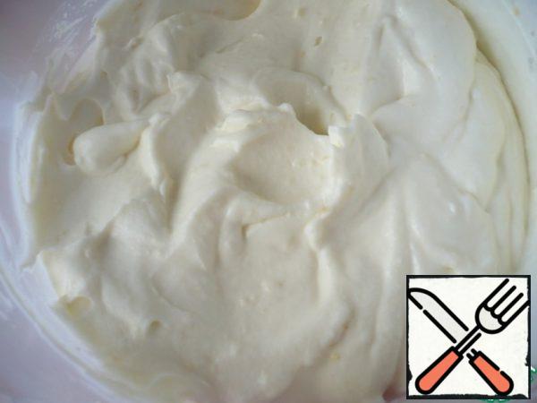 Cream cheese is ready. Before using the filling cream, cool it in the refrigerator, covering it with cling film.