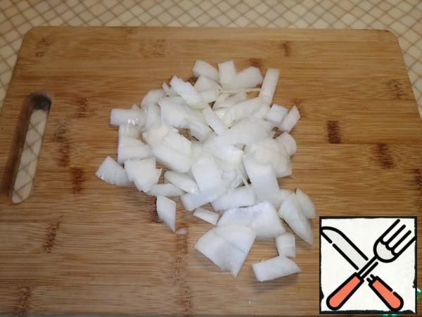 Cut the onion into large cubes.