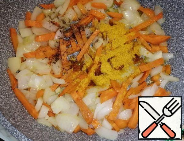 Fry the carrots and onions in vegetable oil for 3-5 minutes. Add turmeric, pepper and salt to taste. Stir. And fry for another 2-3 minutes. Transfer to the soup with the other ingredients. Just pour the millet into the pan. Cook for 10 minutes.