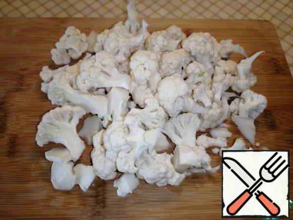Divide the cauliflower into small inflorescences. Put it in a pot. Cook for 7-10 minutes.