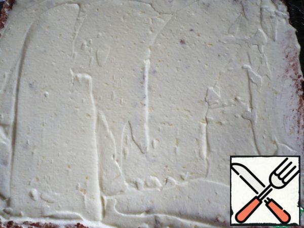 The sponge cake is well cooled, and the cream has cooled (it should thicken). Carefully unfold the towel (if necessary, you can help with a spatula or knife), the biscuit turned out to be tender, wet - be careful and do not rush! When you unwrap the biscuit, then fold it again, so it is easier to transfer the roll to the food wrap. Then turn the roll again and cut the edges of the biscuit on the short side. Apply the cooled cream to the biscuit, carefully distributing it over the entire surface.