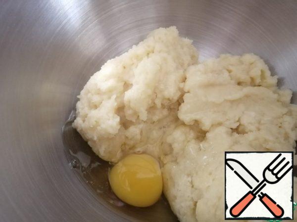 Transfer the dough to a whipping bowl, add 1 egg at a time, stirring the dough. I use a mixer, but you can also manually.