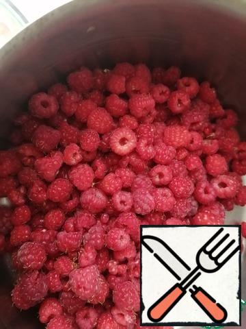 Wash the raspberries and let them drain well.