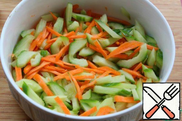 Cut the cucumber and carrot into strips.