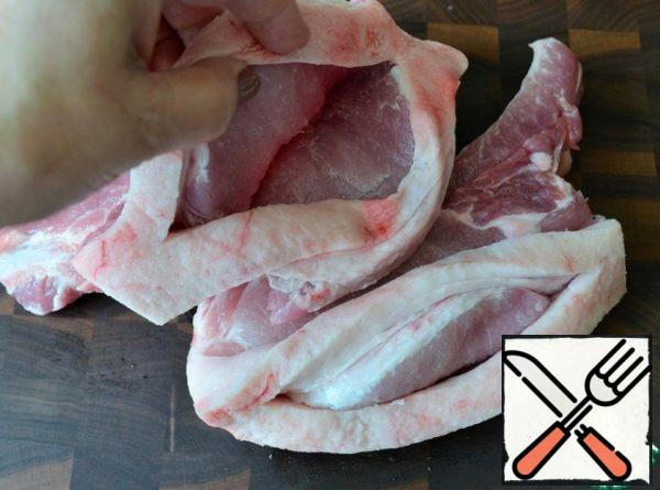 Wash the meat, dry it, and cut a pocket.
Season with salt and pepper inside and out.