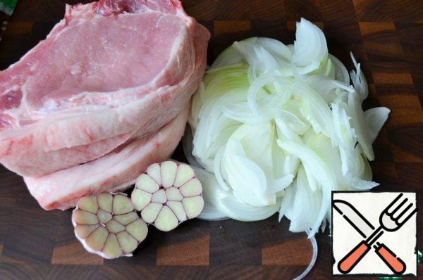 Peel the onion, cut it into feathers, and fry it in 1 tablespoon of vegetable oil.
Cool slightly, add chopped herbs.
