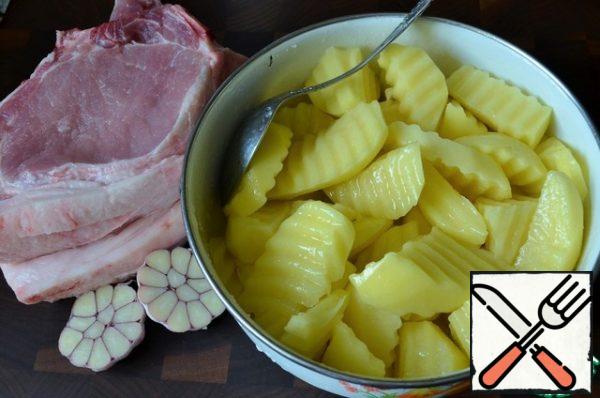 Wash the potatoes, peel them, cut them into slices, add salt, add 2 tbsp of vegetable oil. Stir.