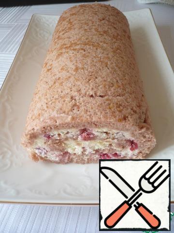 Before serving, the roll should be well cooled so that it grabs and holds its shape well. Then take the roll out of the refrigerator, trim the edges of the roll.