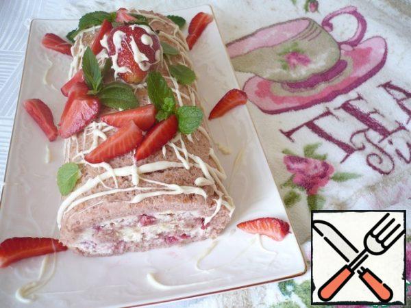 Decorate the roll as desired: you can just sprinkle with powdered sugar, or you can decorate the top with melted white chocolate, fresh strawberries and mint leaves.