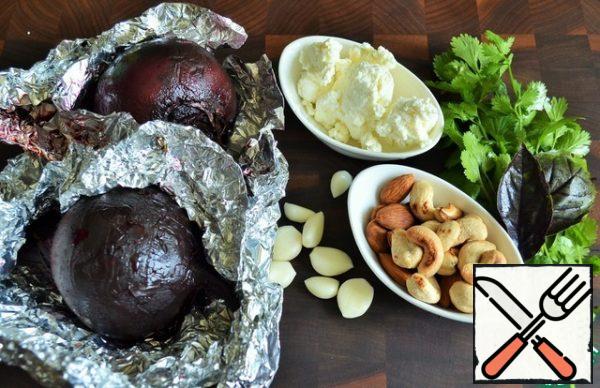 Pre-cook or bake the beets. Fry the nuts in a dry pan.
I advise you to bake bread or meat in parallel and bake vegetables-eggplants or peppers, beets or potatoes. They are perfectly stored in the refrigerator for several days.