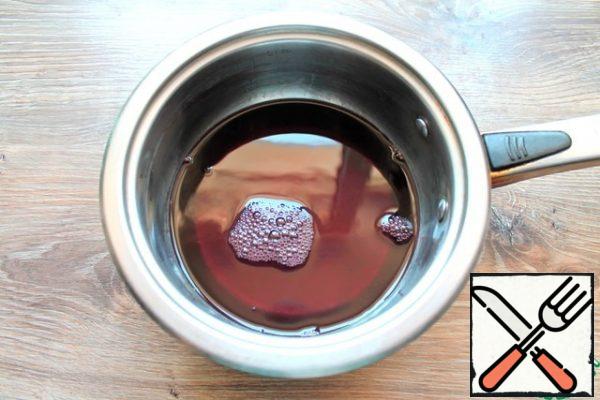 Then pour the rest of the wine into the pan and put it on a medium heat, heat it, but do not boil it.