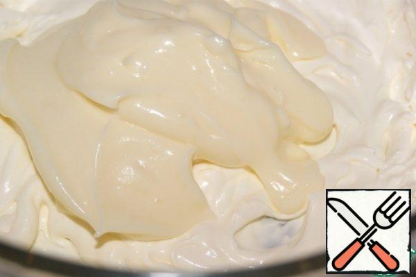 Without baking:
Pour the gelatin with milk.
Mash mascarpone with sugar 10 g. Heat the swollen gelatin in a steam bath or microwave and stir until it completely dissolves. Add to the mascarpone and stir well.