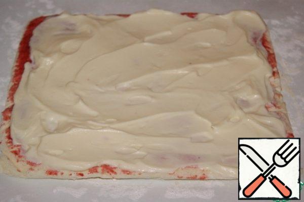 Set aside 3 tbsp cream (for decoration). Apply the rest evenly on the sponge cake.