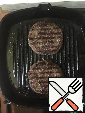 Turn the cutlets over and fry on the other side.