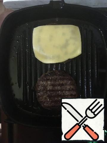 When the cutlets are ready, put a slice of cheese on top of them and keep on fire for about 20 seconds so that the cheese begins to melt.