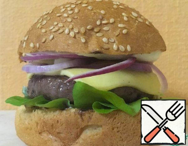 Hamburger with Arugula and Red Onion Recipe