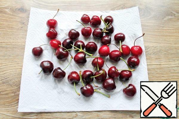 Wash the cherries, dry them, remove the tails and very carefully remove the bones. Or you can leave them, then the cupcakes will turn out not so raw.