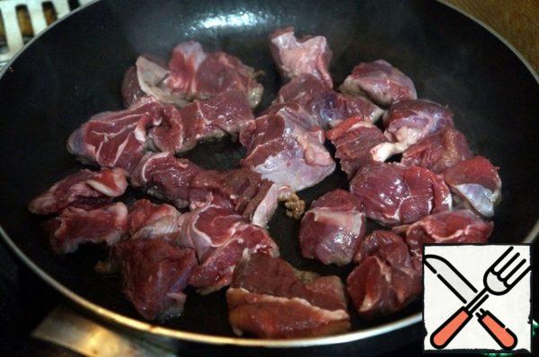 Cut the beef into small pieces and fry it in a small amount of oil until it turns brown.