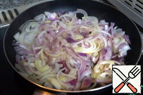 Cut both onions into half-rings and fry in oil until transparent.