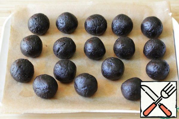 Roll up the balls (no larger than a walnut) and place on a platter covered with parchment paper.
Put it in the freezer for 15 minutes.