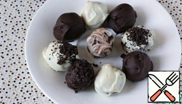 You can arrange the candy in different ways: in white or dark chocolate, with or without sprinkling, you can sprinkle the candy only on top, or you can roll a couple of pieces and completely, you can make strips of dark chocolate on the candy white and Vice versa, you can use colored pastry sprinkles, and so on.