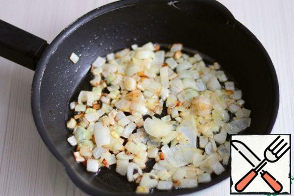 Onions (1 PC.) cut into cubes, add to the pan melted butter (2 tablespoons). Passer the onion until light Golden brown.