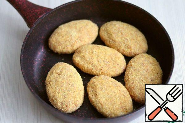 Put the formed cutlets in a frying pan, add vegetable oil.