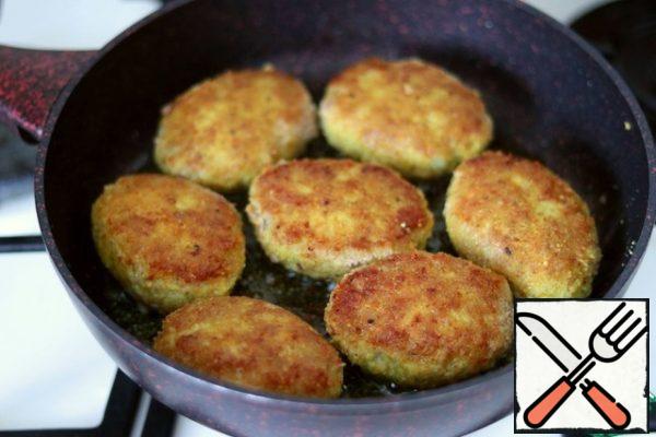 Fry the cutlets on both sides until tender. Readiness to check by pressing the fork on the cutlet. When ready, clear juice should be released.