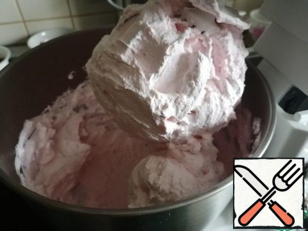 Whisk the cream, add the raspberry-jelly mixture and continue whipping.