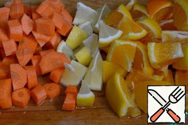 Wash the oranges and lemon well.
Peel the carrots.
Randomly cut.
Remove the seeds from the citrus.