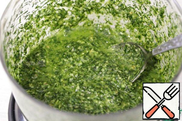 Season with salt and pepper to taste.
If you want to get a less dense consistency, add another 50 ml of oil and mix well.
Transfer the pesto to a jar, close the lid and put it in the refrigerator.