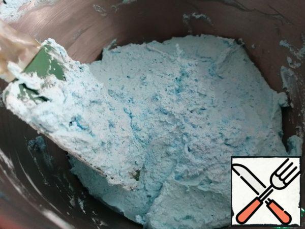 Cottage cheese and powdered sugar to break the immersion blender. Whisk the cream. You can add dye. Add cottage cheese in parts and mix.