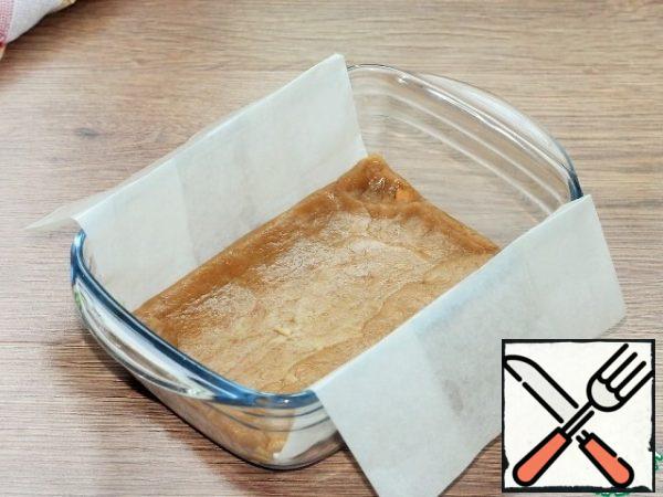 Cover the mold with 13 * 19 cm baking paper. Lay out the cookies and tamp them on the bottom of the mold in an even layer. Put the cookie cutter in the refrigerator.