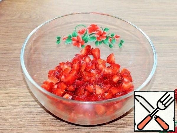 Cut the strawberries into small cubes. Strawberries are better to take strong and small.