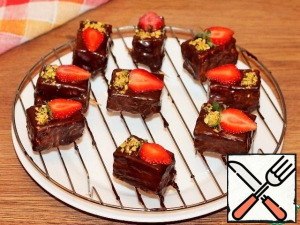 Before serving, decorate the top of the chocolate slices with strawberries, fried and crushed pistachios and coconut shavings.