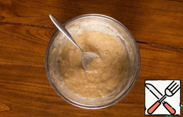 Mix the minced meat and all other ingredients. You should get the usual consistency of the dough for pancakes.