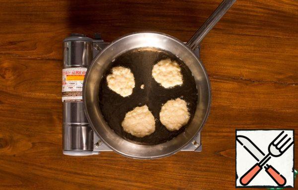 Fry as usual pancakes: spread the mass with a spoon on a preheated and poured vegetable oil pan, fry on 2 sides until Golden. It is necessary to fry the first layer well before turning the pancakes. After frying, it is better to spread the pancakes on a paper towel to drain excess fat.

