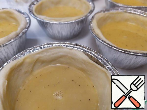 Pour the cream into the molds for about 2/3 - 3/4.Bake at 290 degrees for about 10 minutes. But the actual time depends on a number of factors. So look at the situation. The cream should start to boil and, as it were, turn black on top.