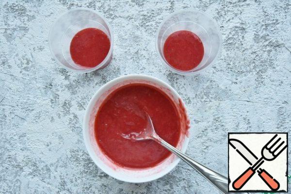Prepare two molds or disposable plastic cups. Put the strawberry puree on the bottom of the molds and put it in the freezer for two hours.