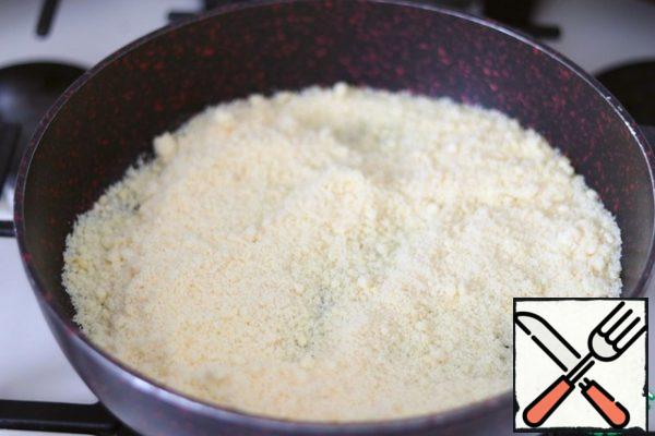 Put the butter and flour crumbs in batches on a preheated frying pan over medium heat. Fry until Golden brown.
