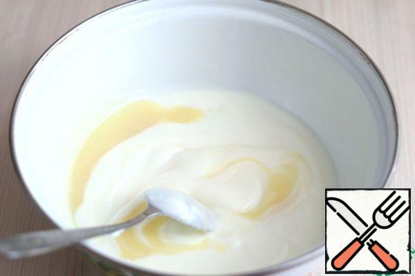In a bowl add 480 gr. white yogurt, add melted chocolate in a water bath (chocolate base slightly cool).