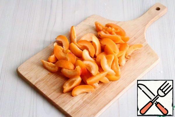 Cut the apricots into slices.