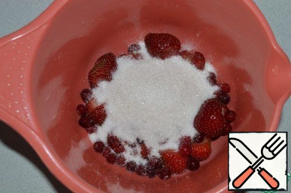 Combine the strawberries, cranberries and sugar.
Chop with a blender.